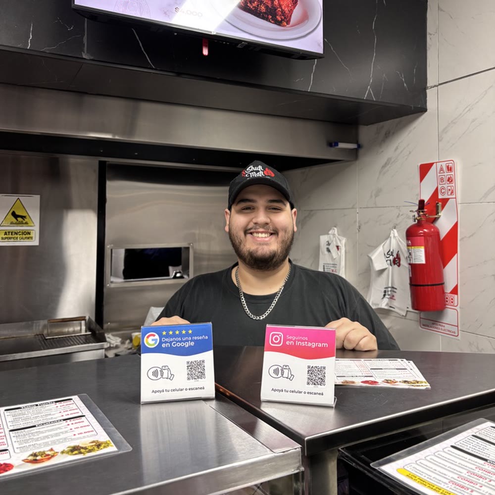 Local gastronómico: los dos carteles en la barra, donde el cliente paga y espera.